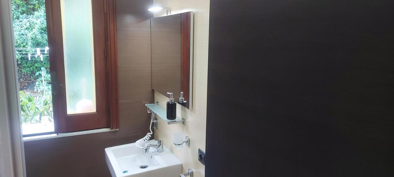 Stanza In Villa Con Giardino Con Box Doccia Idromassaggio Rent A Car Aci Bonaccorsi Εξωτερικό φωτογραφία
